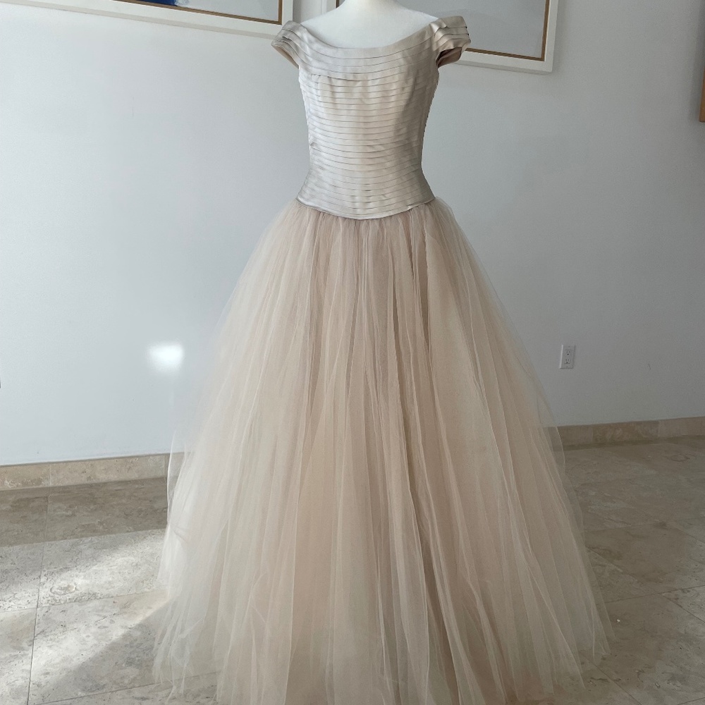 Designer, Unique Vintage Tulle Silk champagne coloured Ball Gown by Helen Morley